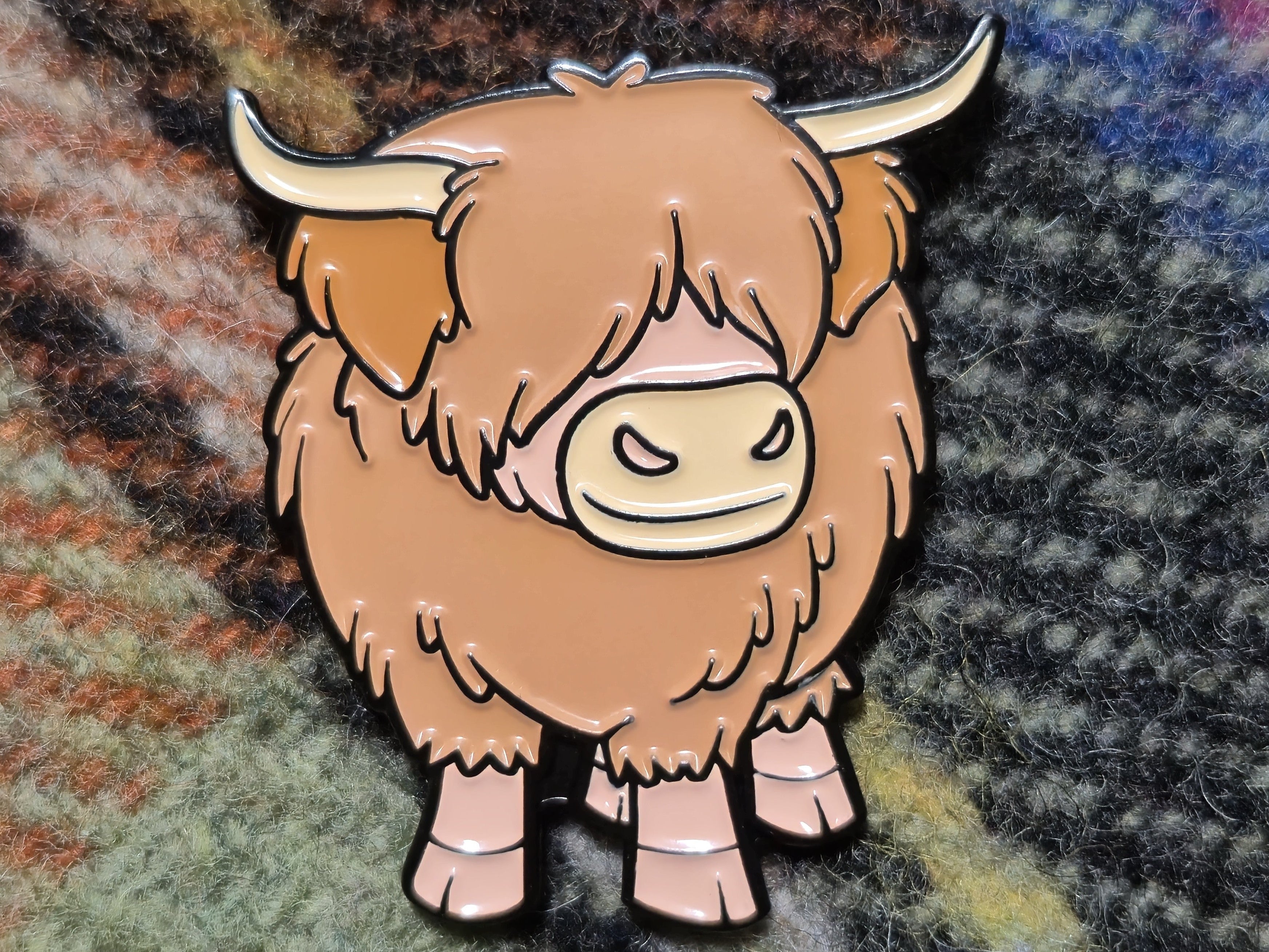 Cartoon highland cow enamel pin - Benji