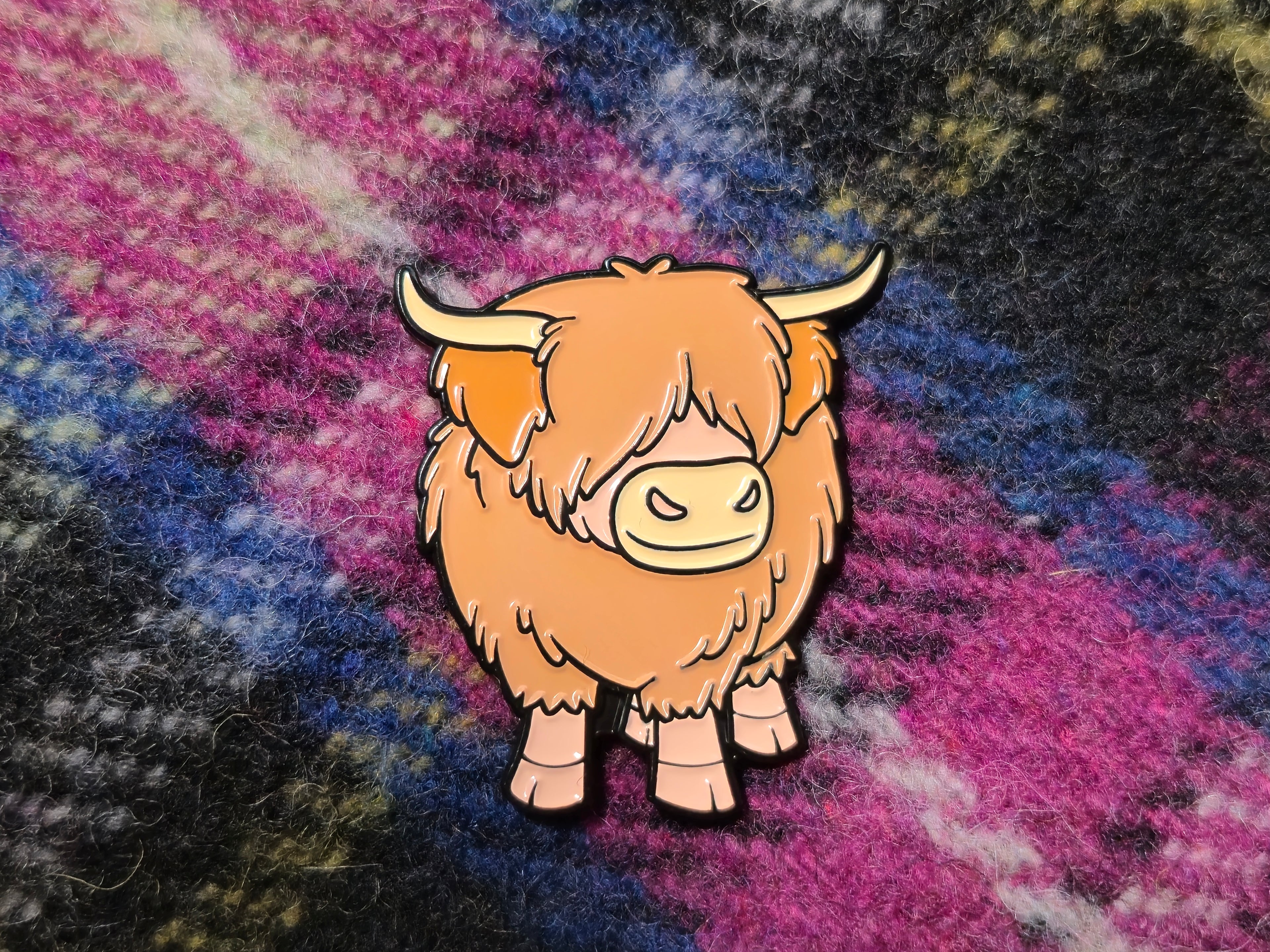 Cartoon highland cow enamel pin - Benji
